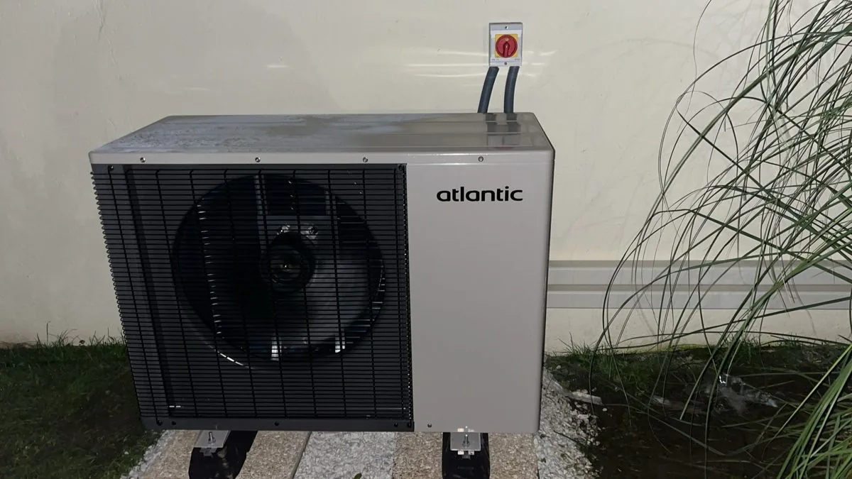 Pompe à chaleur air/eau installée devant une maison individuelle neuve
